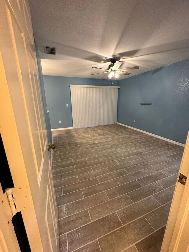 Foto del edificio - ** 2/2 UNFURNISHED FIRST FLOOR UNIT READY ...