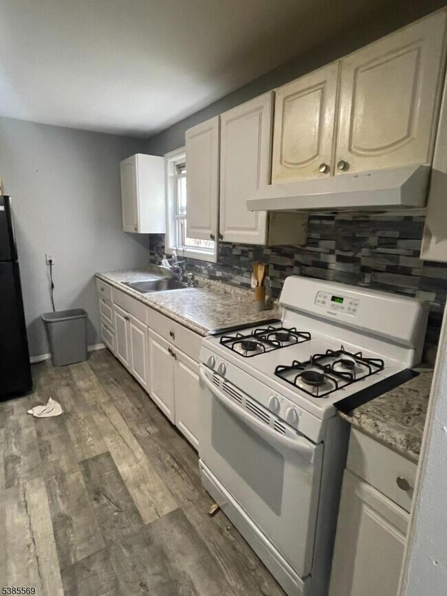 Building Photo - 644 Trumbull St