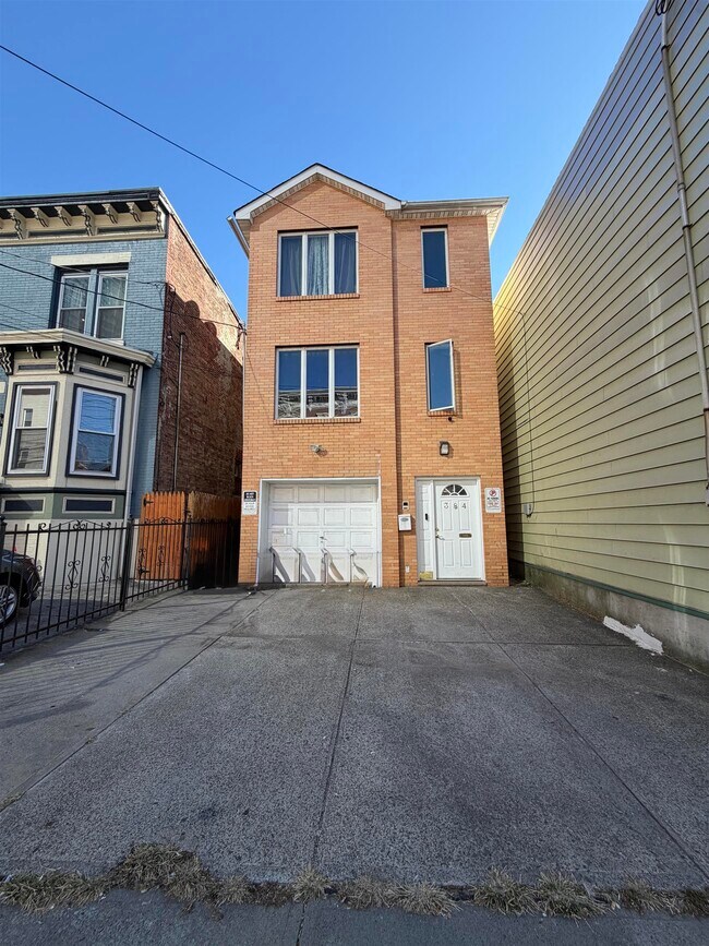 Building Photo - 384 Summit Ave