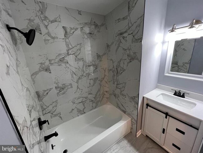 Foto del edificio - Beautiful fully renovated Townhomw 3 beds ...