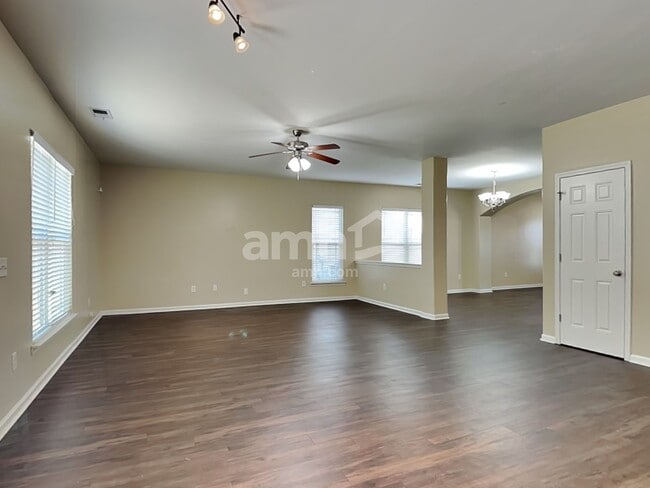 Building Photo - 137 Lake House Rd