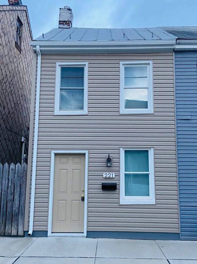Building Photo - 3 Bedroom House, Garage-York City SD