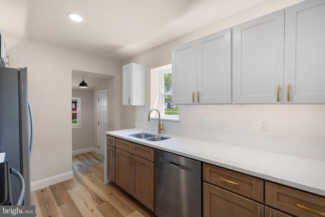 Building Photo - 563 Rosedale Rd