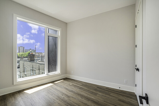 Building Photo - 404 Eden Av