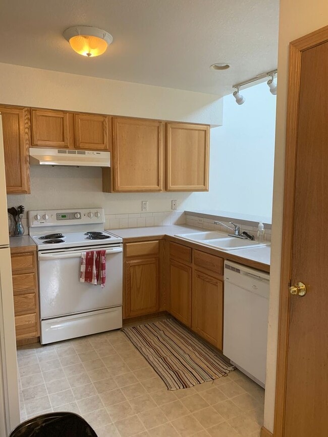 Foto del edificio - Beautiful 2 Bedroom + Loft  End UnitTownho...