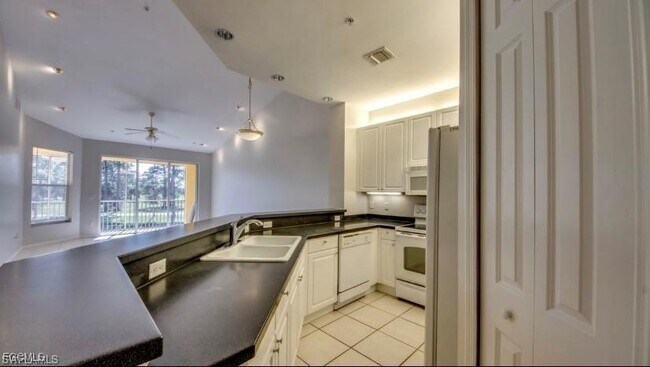 Foto del edificio - 15250 Riverbend Blvd