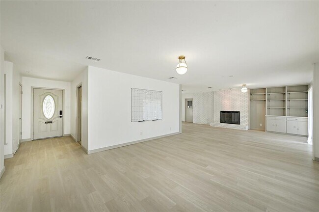 Building Photo - 5603 Ridge Oak Dr