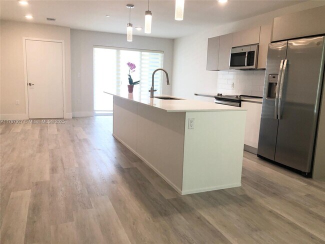 Foto del edificio - 2561 NE 193rd St