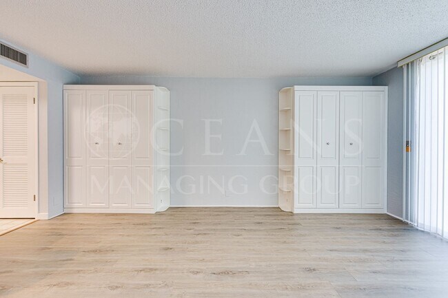 Foto del edificio - Charming Beachside 1-Bedroom Condo – Available Now