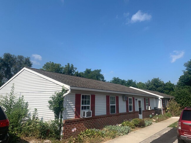 Building Photo - Eastern SD 3 Bedroom 2 Bath Rancher With Y...