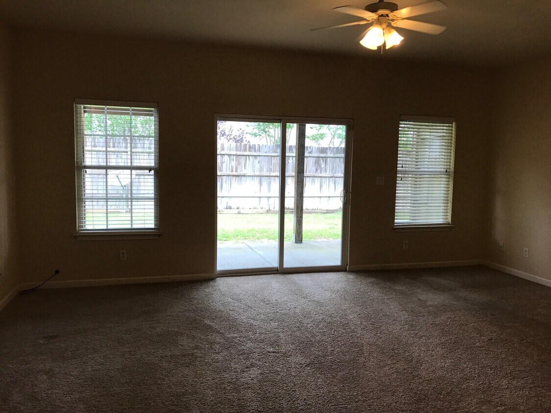 Foto principal - 170 Iron Horse Dr