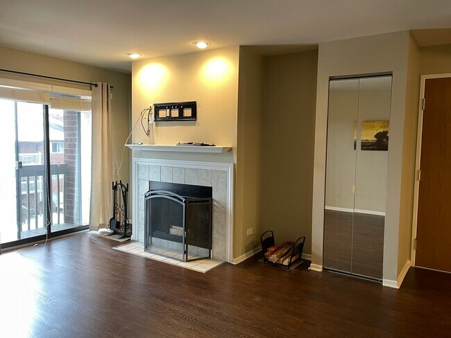Building Photo - 800 N Lakeside Dr