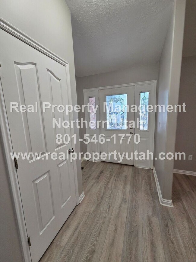 Building Photo - Updated 5 Bedroom 5 Bath Home in Layton Av...