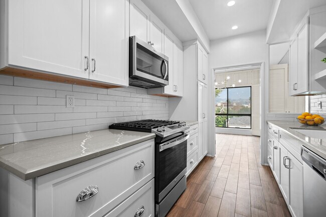 Foto del edificio - 1167 Roxbury Dr