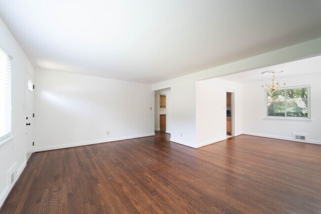 Foto del edificio - 50's Rambler with 5 BR & 3 BA in One of the Best Locations in Arlington