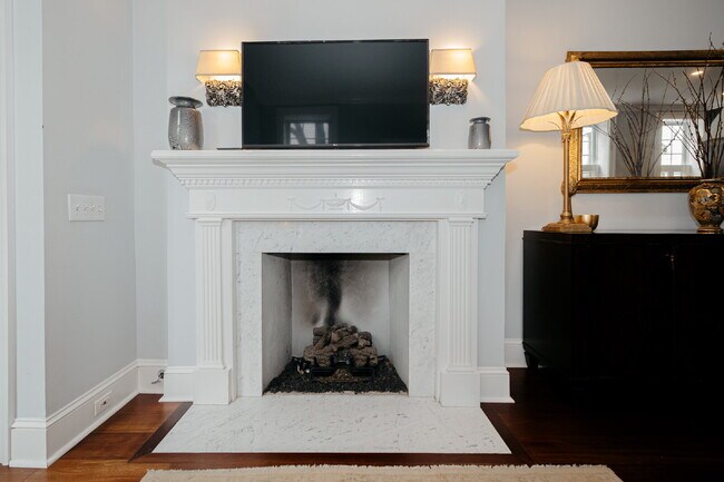 Foto del edificio - Spacious 1-Bedroom Fully Furnished Townhome in Historic Charleston!