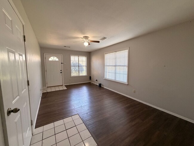 Building Photo - 301 W 16th Ct