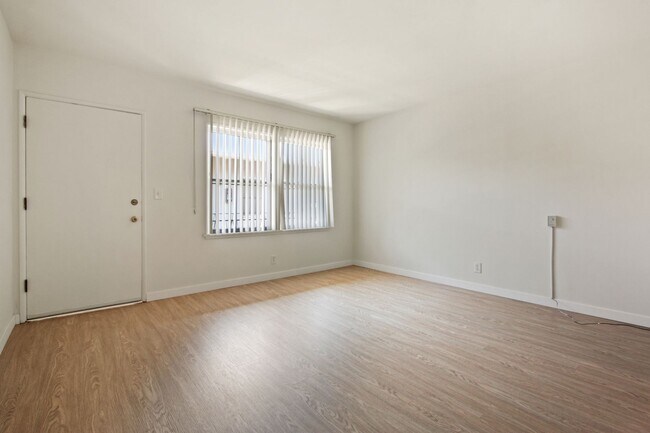 Foto del edificio - 10908 SM Blvd, prime Westwood, near transit