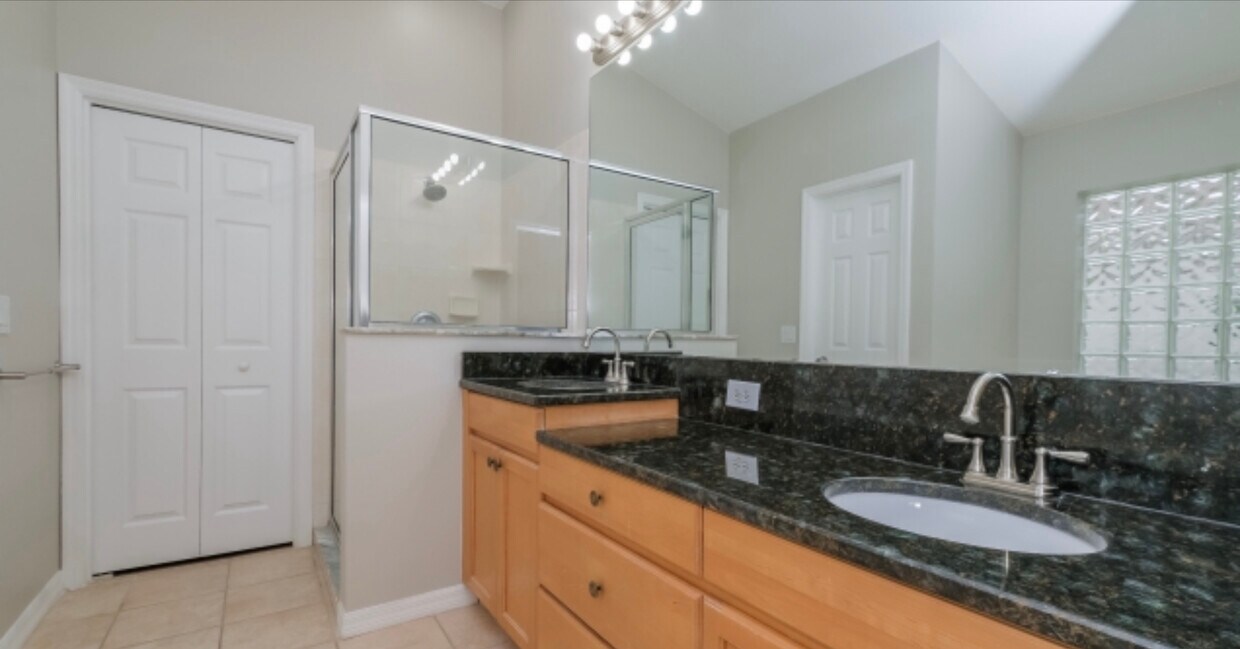 Foto del edificio - 10107 Arbor Run Dr