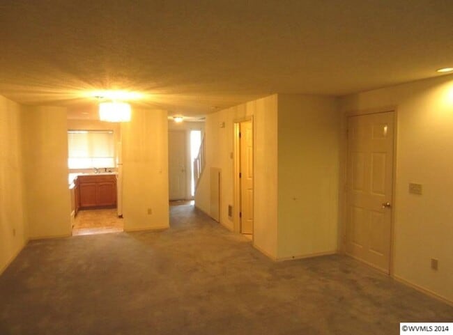 Building Photo - Triplex in Keizer