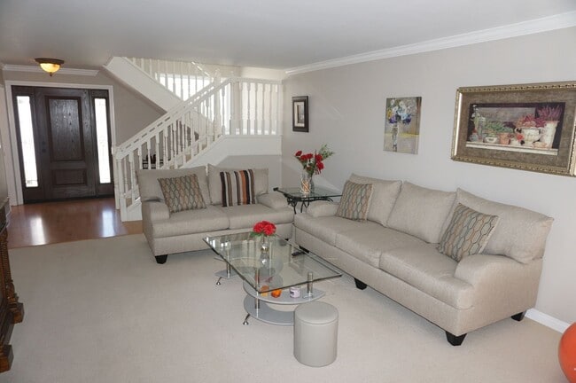 Building Photo - Stunning 4 Bedroom 2.5 Bath Home with Offi...