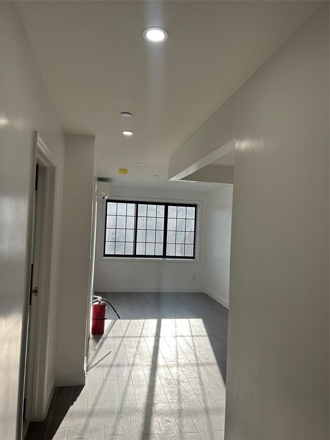Foto del edificio - 55-12-55102 102nd St