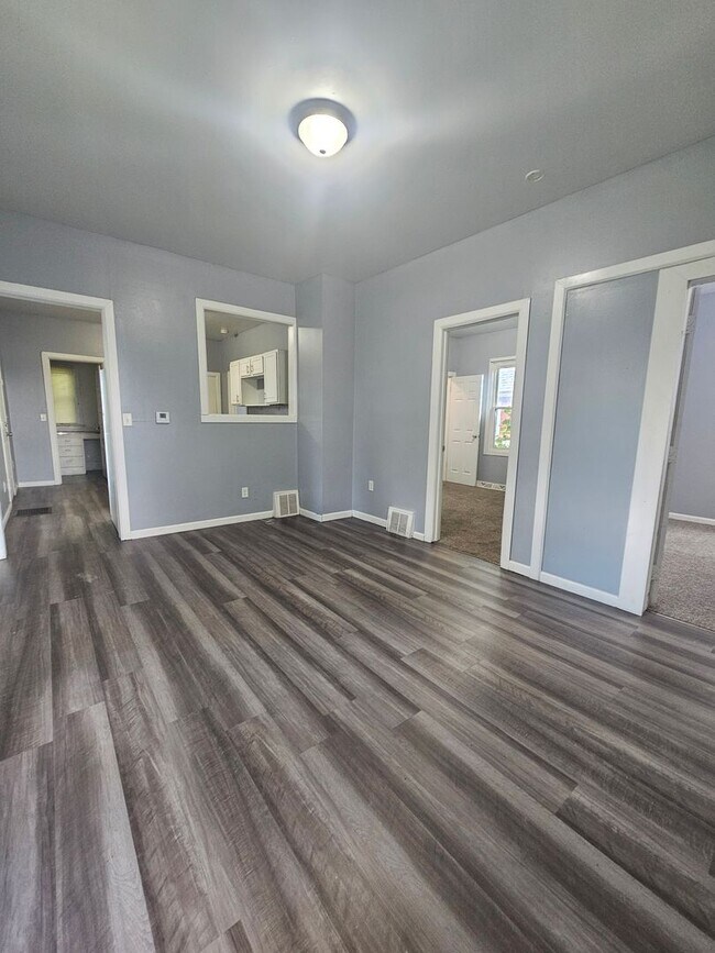 Foto del edificio - There is a $25 fee per application and everyone over 18 needs to fill out their own application.