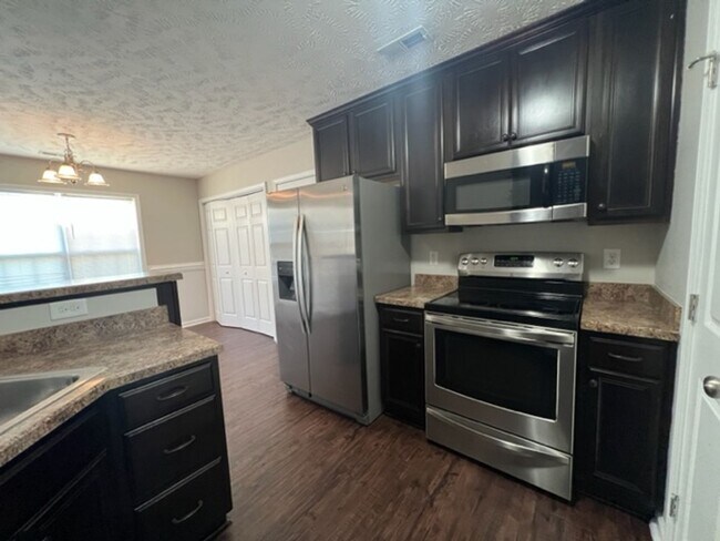 Building Photo - Beautiful 3 Bed Ranch with Fenced Backyard