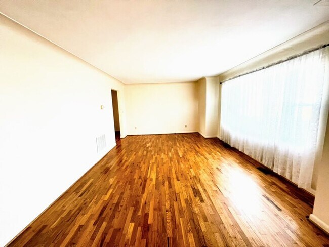 Building Photo - Spacious 2 bedroom/ 1 bath home with a par...