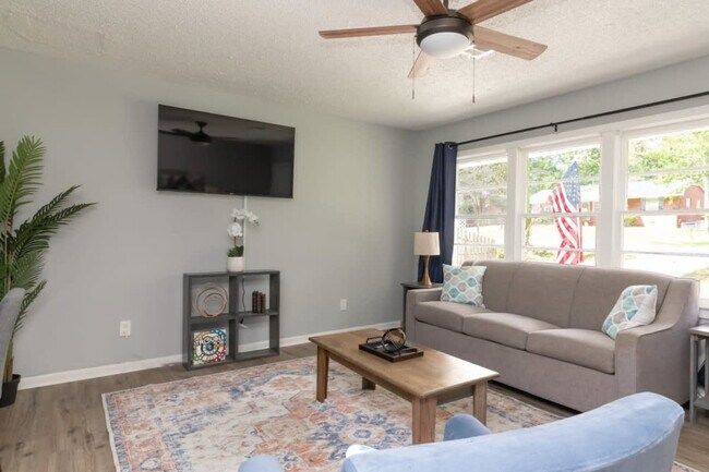 Building Photo - 5617 Ventura Dr