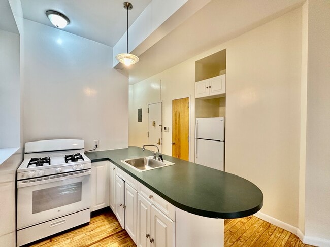 Building Photo - 309 W 111th St