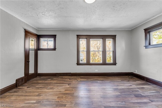 Building Photo - 3215 W 100th St