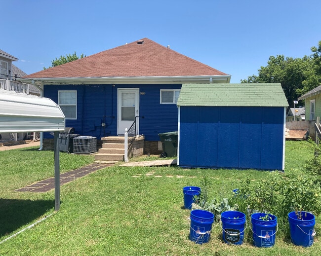 Building Photo - 211 E Will Rogers Blvd