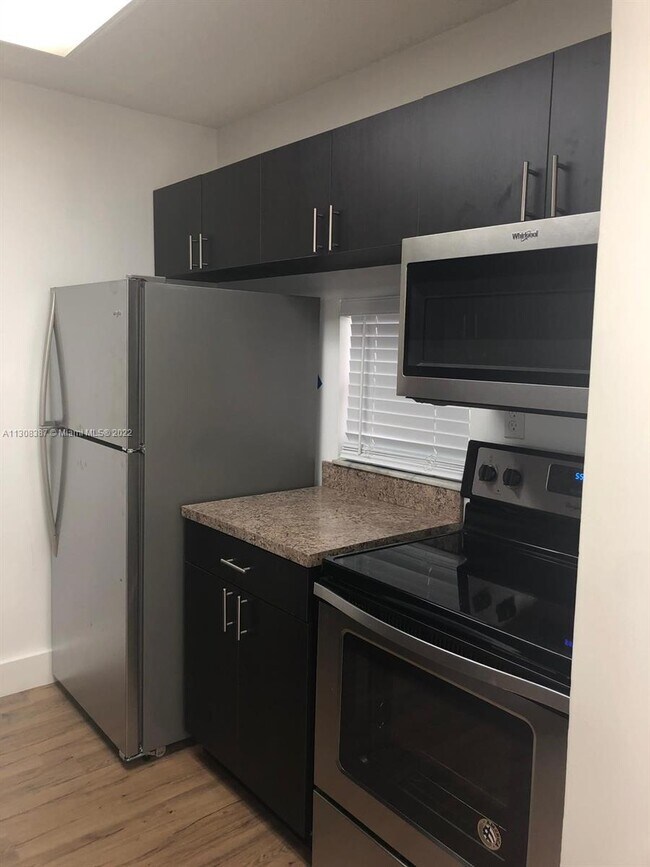 Foto del edificio - 8720 Sherman Cir N