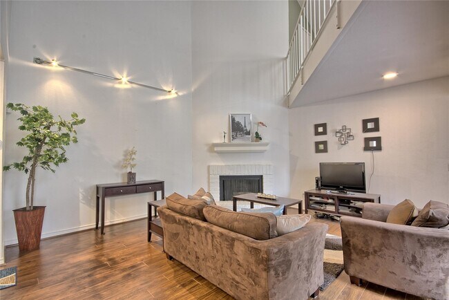 Building Photo - 9809 Richmond Ave.