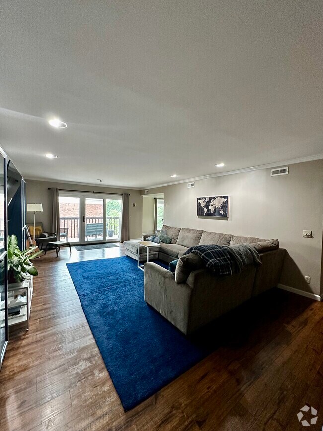 Runnymede Apartments for Rent with a Swimming Pool Creve Coeur, MO 1 Rentals