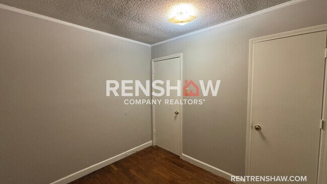 Foto del edificio - 449 Burlington Cir