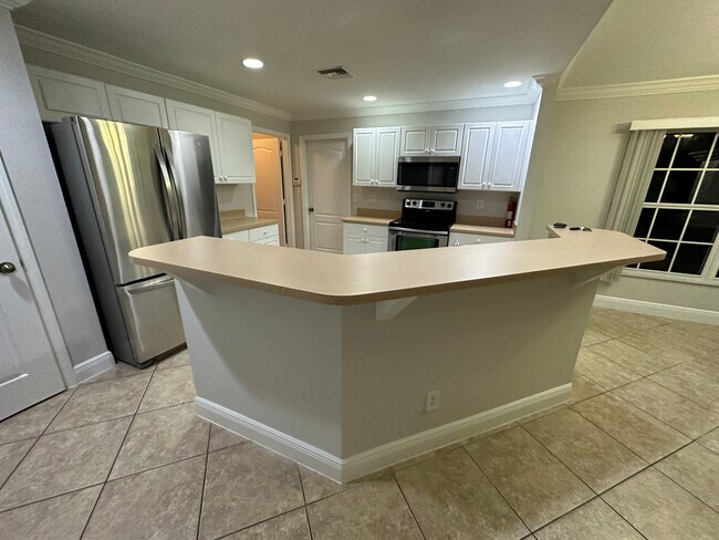 Foto del edificio - 1706 Kismet Pkwy E