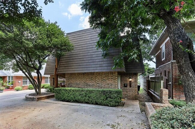 Building Photo - 1823 Hillcrest St