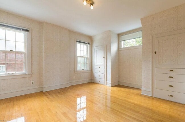 Building Photo - 470 Eleanor St NE