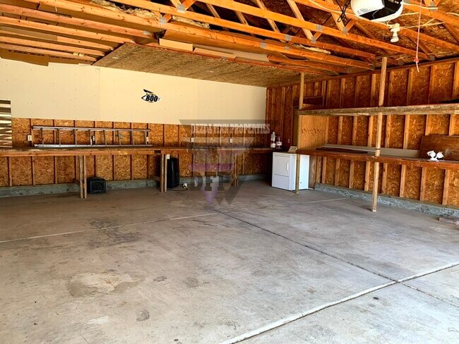 Foto del edificio - Well Maintained 4 bed 2 Bath Home Availabl...