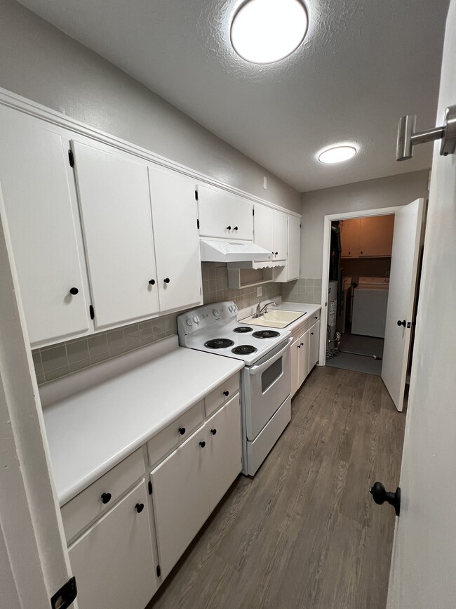 Cocina B - Cypress West Fairlawn Apartments