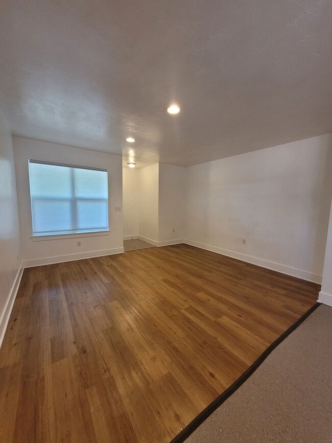 Building Photo - Spacious 1bd, semi-detached apartment for ...