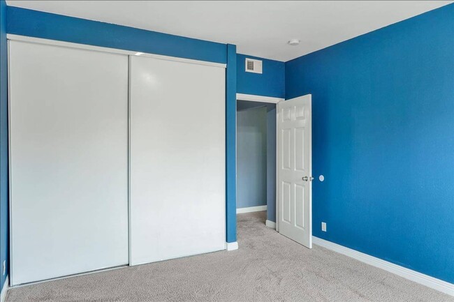 Foto del edificio - Fabulous 2 bed Plus Den, 1 bath in San Francisco (Downstairs Unit)