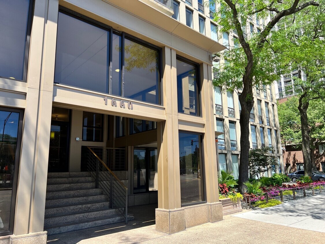 Foto principal - 1660 N La Salle Dr