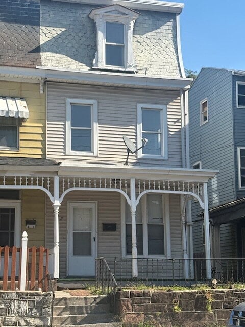 Foto principal - "Charming 3-Bed Townhouse with 2.5 Baths i...