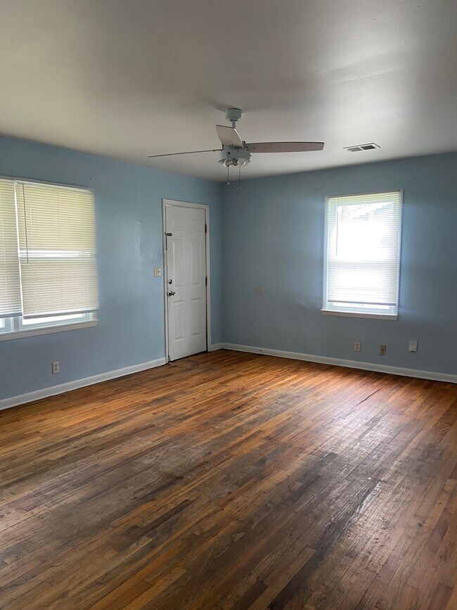 Building Photo - 220 15th Ave SW