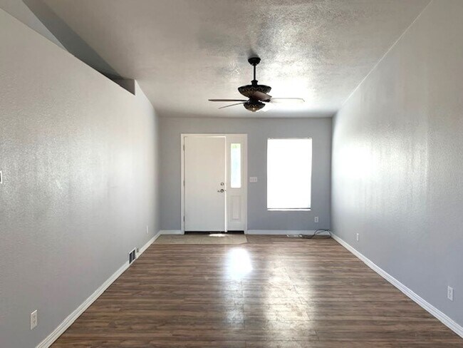 Building Photo - 3 bedroom home in Spring Creek with a garage