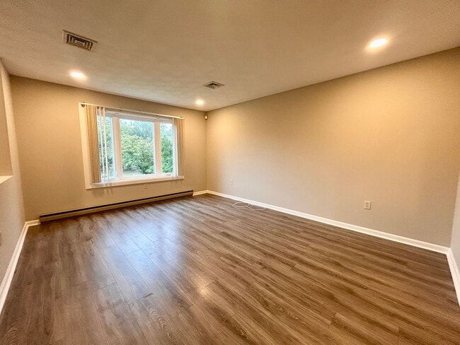 Building Photo - 4-Bedroom, 2-Bathroom Home In Lancaster!