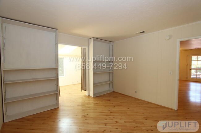 Foto del edificio - 2 Bed, 1 Bath House w/ AC, Storage Barn